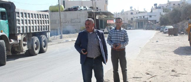 بلدية بيت أولا تشرع بحملة ازالة التعديات عن الشارع العام